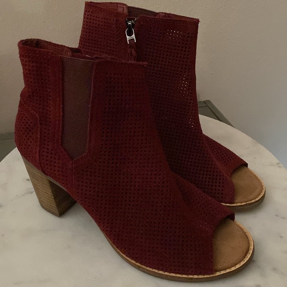 EUC TOMS “Majorca” Peep Toe Perforated Burgundy Wine Suede Ankle Booties Sz 7.5 - Picture 14 of 17